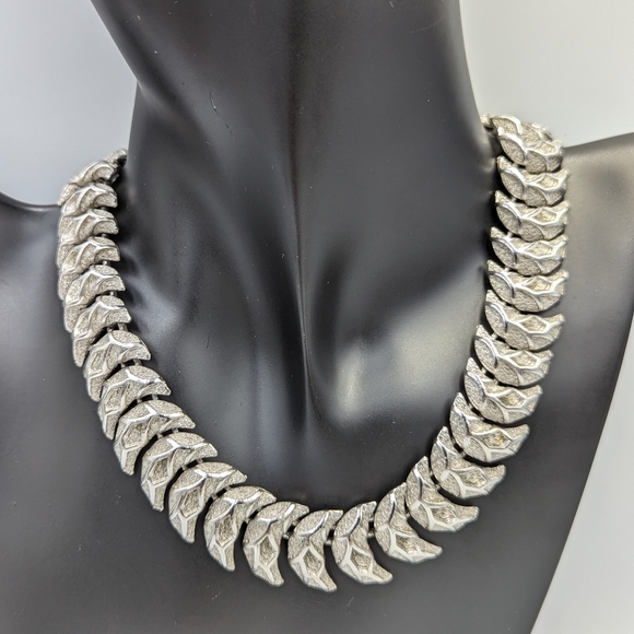 Vintage Coro Silver Tone Set Clip Earrings & Choker Wavy Links Necklace Brushed - Picture 4 of 12
